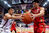 CBA联赛辽宁本钢对阵广东宏远的球员拼抢瞬间