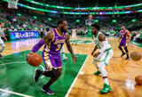 NBA常规赛湖人客场挑战凯尔特人的比赛现场画面